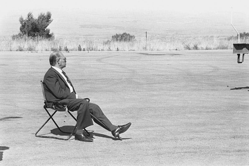 ראש הממשלה מנחם בגין יושב בדד ומביט אל האופק בעת מלחמת לבנון הראשונה, 8 ביוני 1982