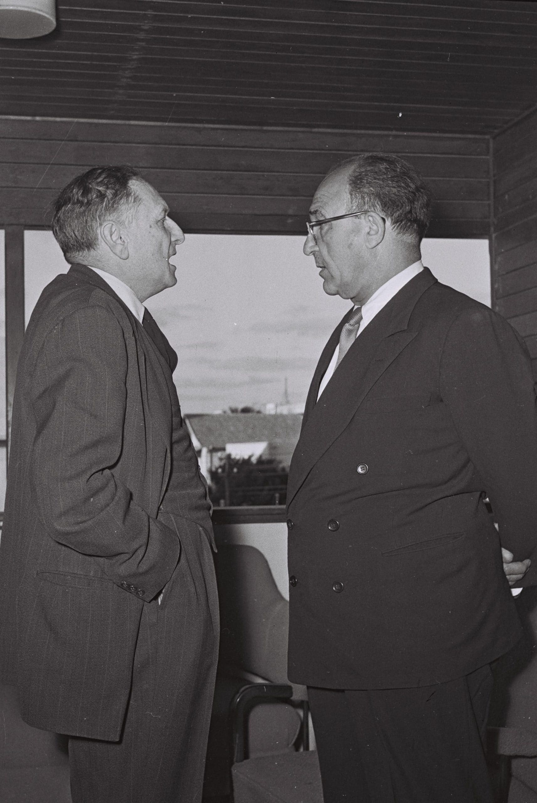 שר האוצר אשכול (מימין) עם נגיד בנק ישראל דוד הורוביץ, 1956