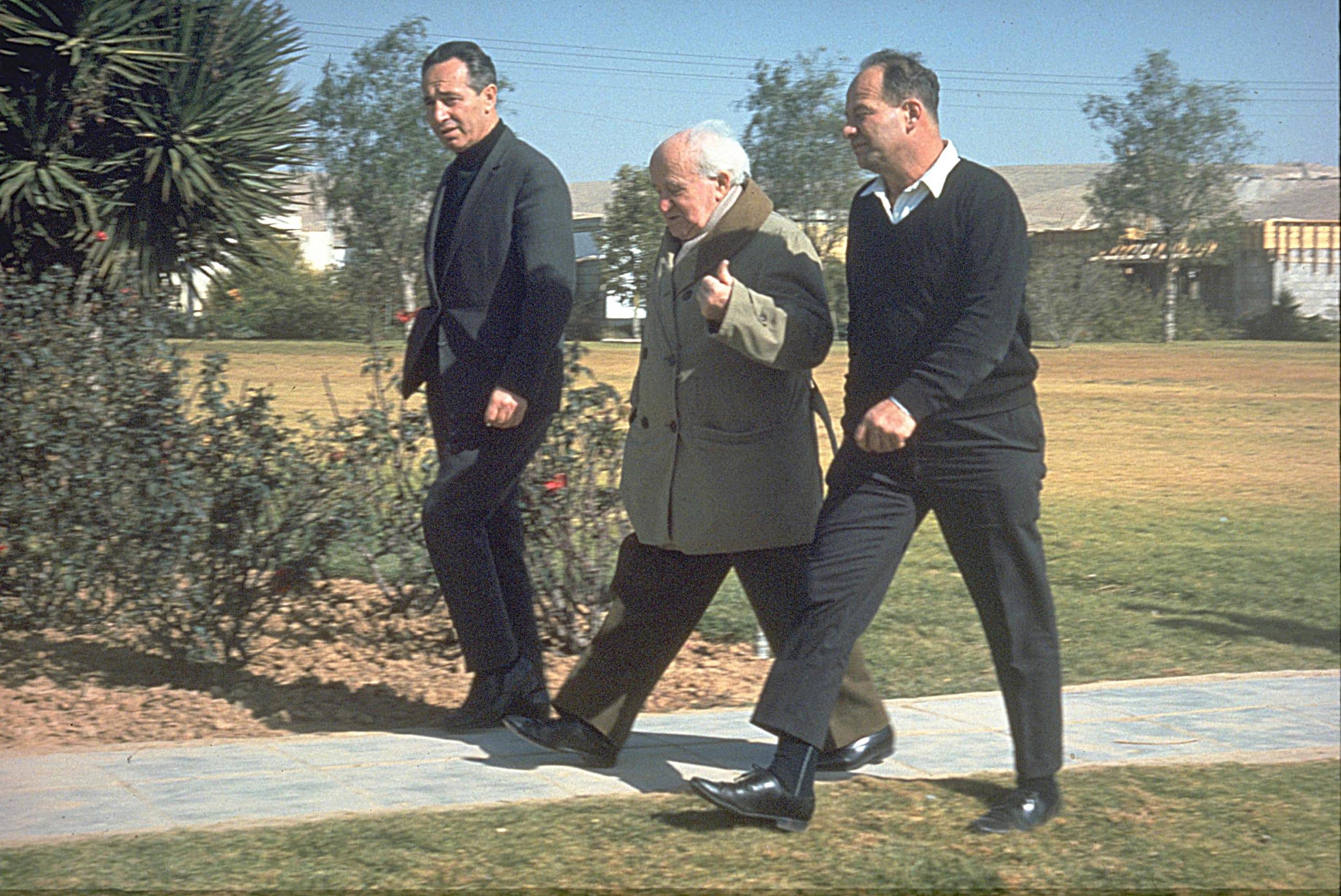 בן-גוריון בצעדתו היומית בשדה בוקר (משמאל שמעון פרס), 1 במרץ 1969