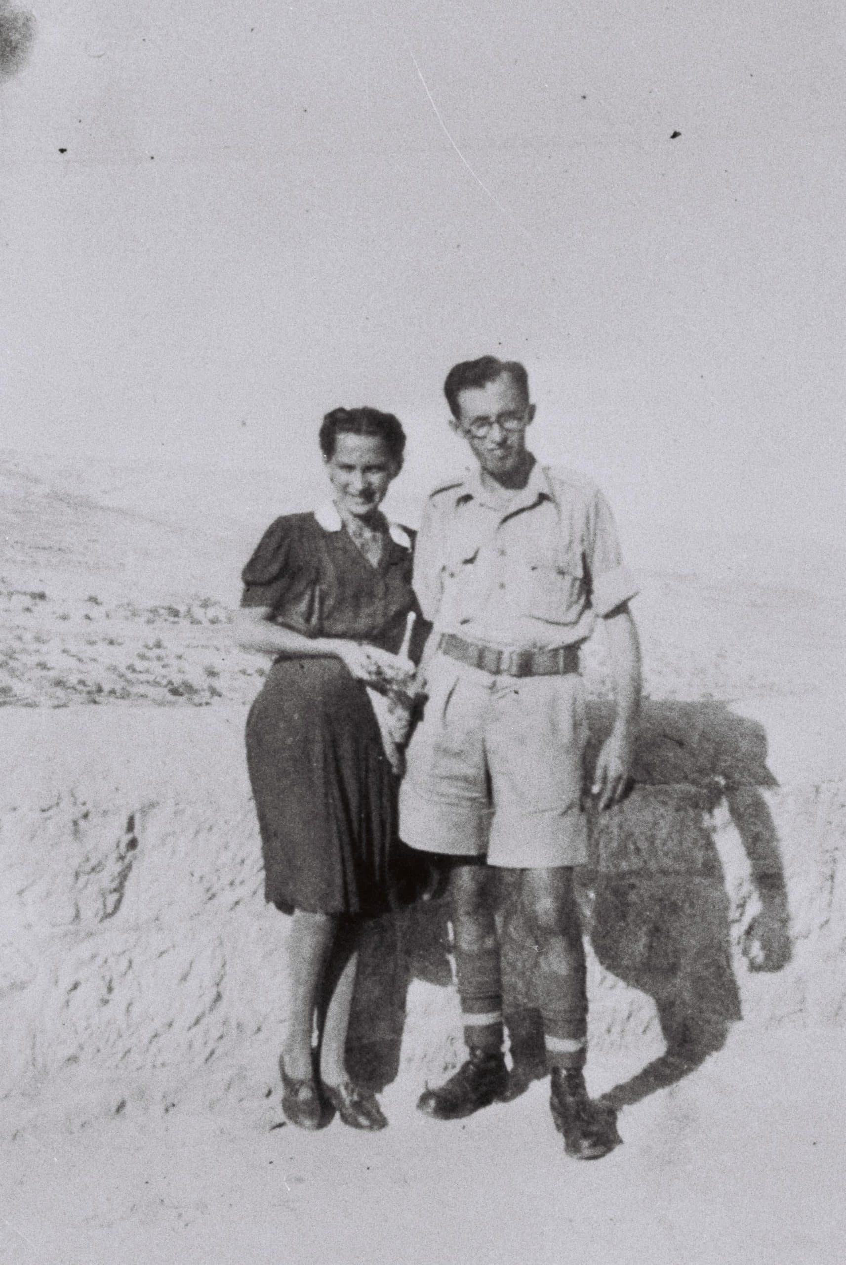 מנחם בגין במדים עם אשתו בארץ ישראל המנדטורית דצמבר 1942