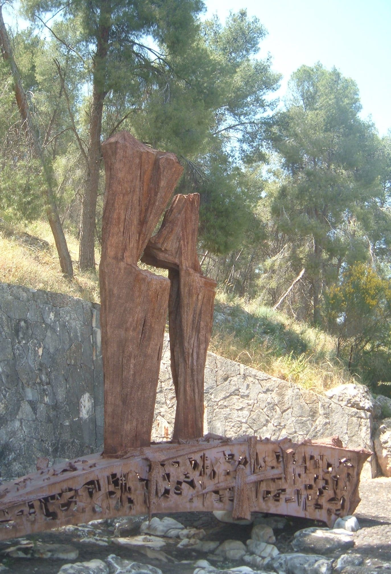 יד לבני העמק שנפלו פיסל דוד פלומבו, מצוי בשטח הגן הלאומי מעיין חרוד