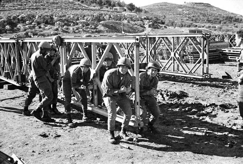 חיילי הנדסה קרבית בבניית גשר 