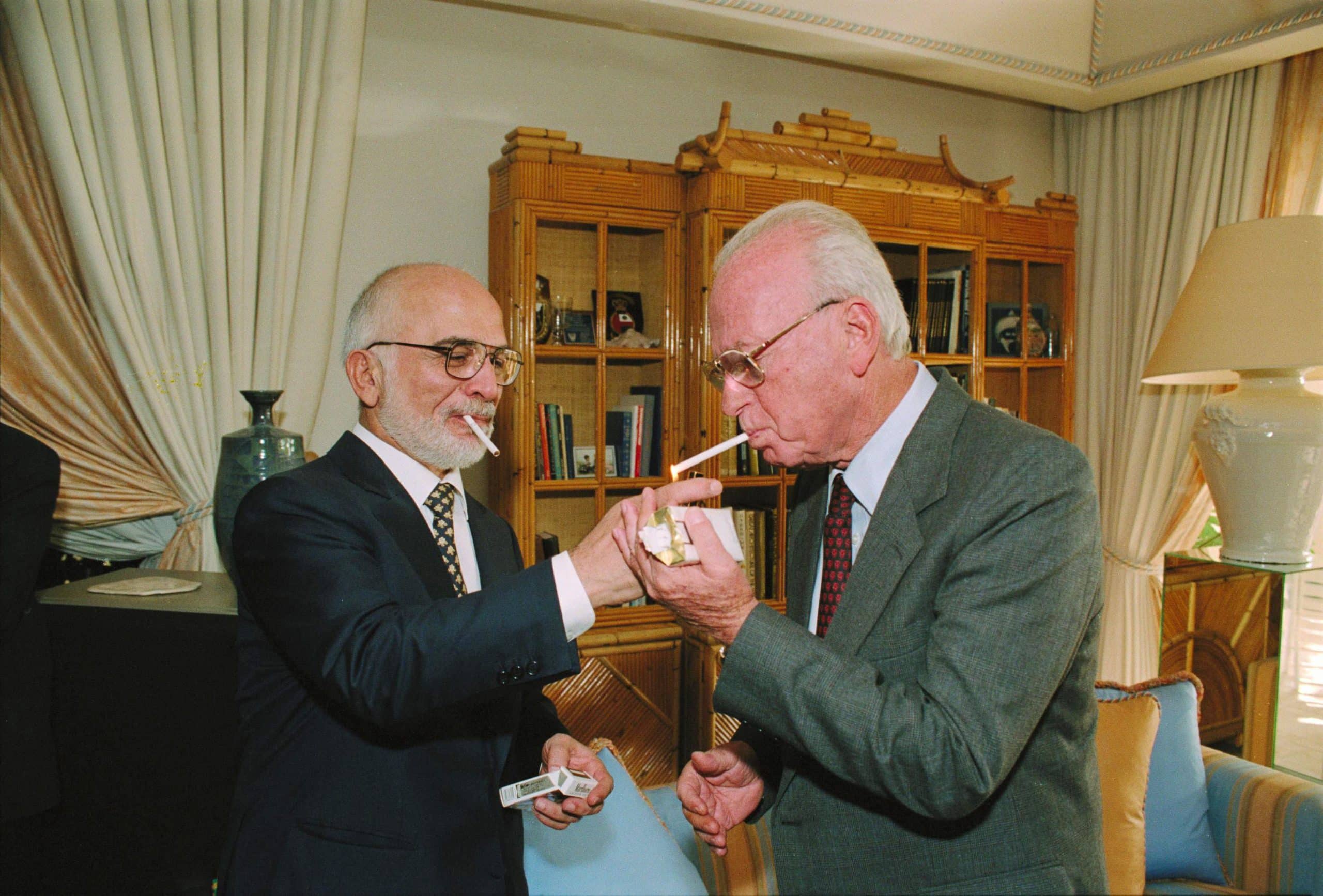 חוסיין, מלך ירדן מדליק לרבין סיגריה במעונו המלכותי בעקבה, לאחר חתימת הסכם השלום בין ישראל לירדן, 26 באוקטובר 1994