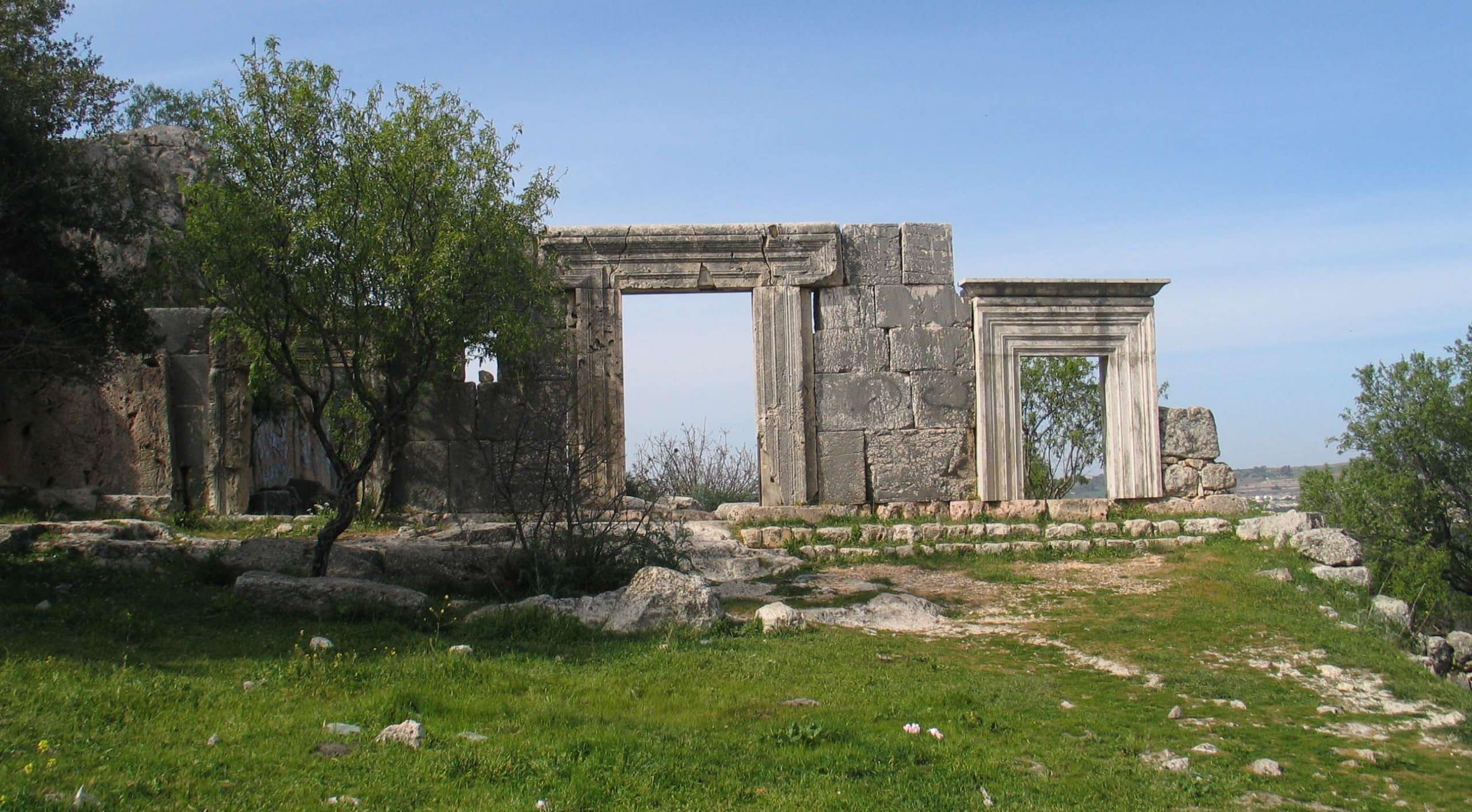 חזית בית הכנסת במירון