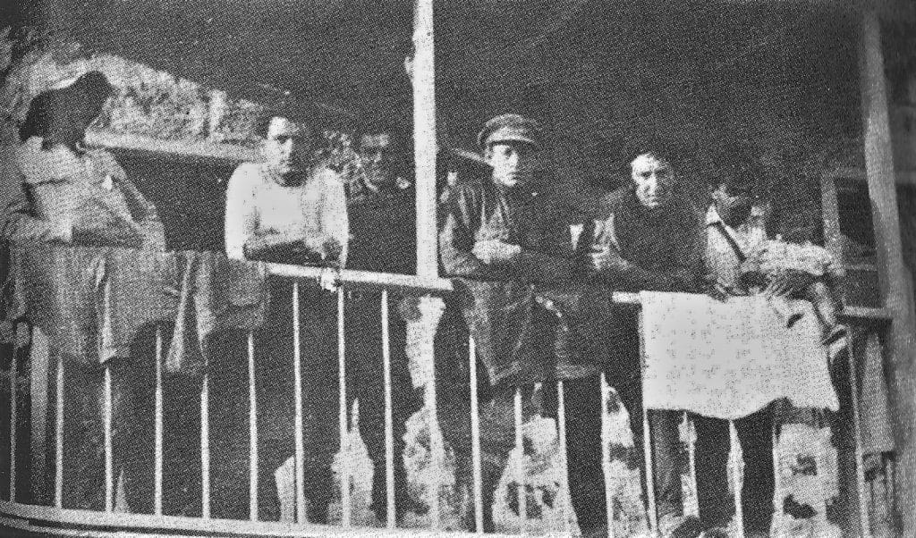 זלמן בלחובסקי (שלישי מימין) על המרפסת בתל-חי בתחילת 1920