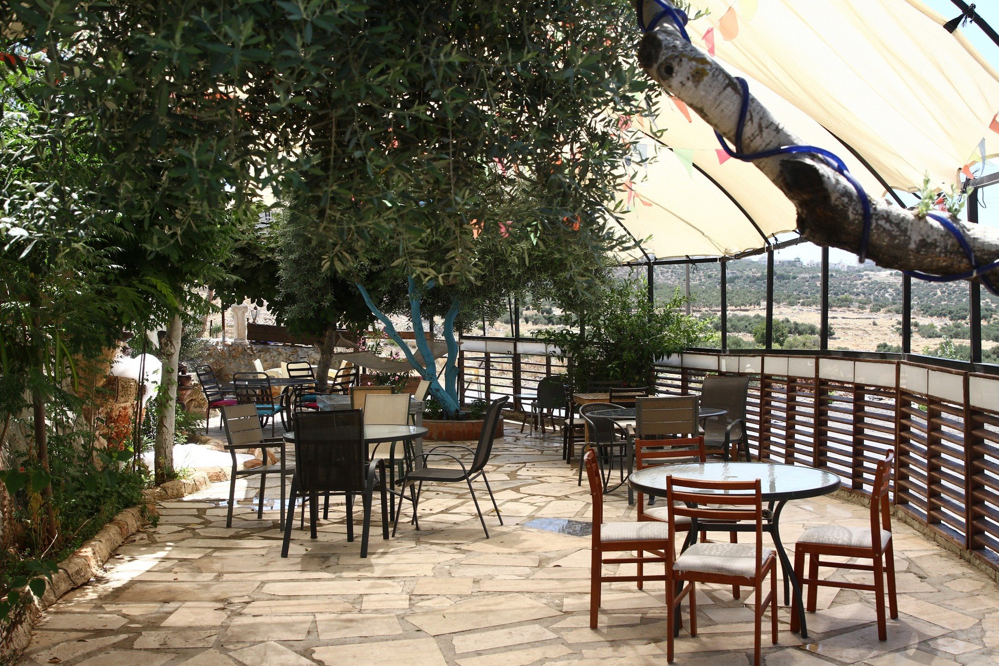חצר המסעדה הלבנונית
