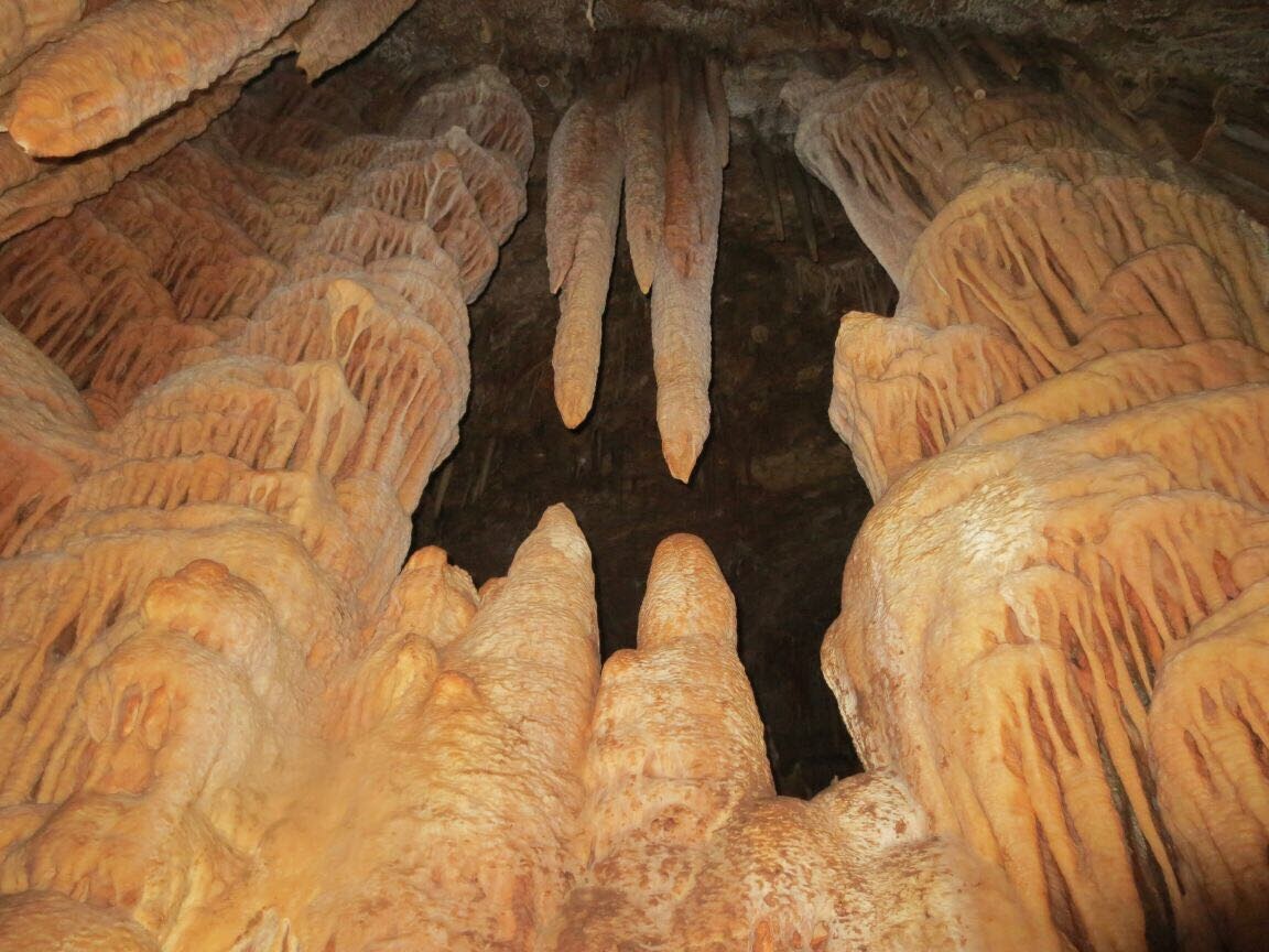 נטיפיפם כמעט נוגעים במערת הנטיפים בשורק