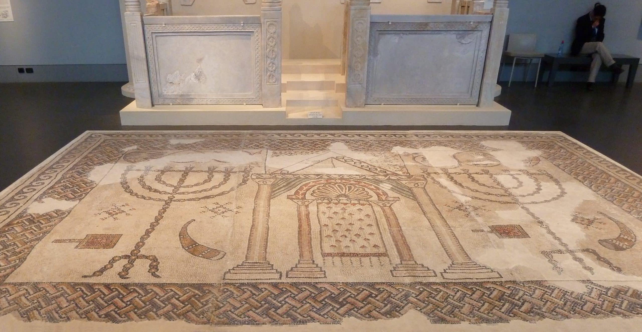 רצפת פסיפס של אחד מבתי הכנסת מתקופת התלמוד שנתגלו בעיר, ובו סמלים יהודיים רבים
