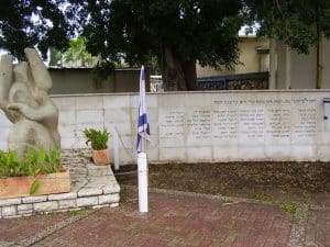  אנדרטה בחצר בתי הזיקוק, לעובדי בתי הזיקוק שנרצחו על ידי ערבים ב-30/12/1947