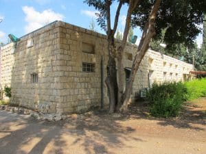 מבנה בית הספר המשמש היום את הקרן הקיימת לישראל וניצב בכניסה למושב בית נחמיה
