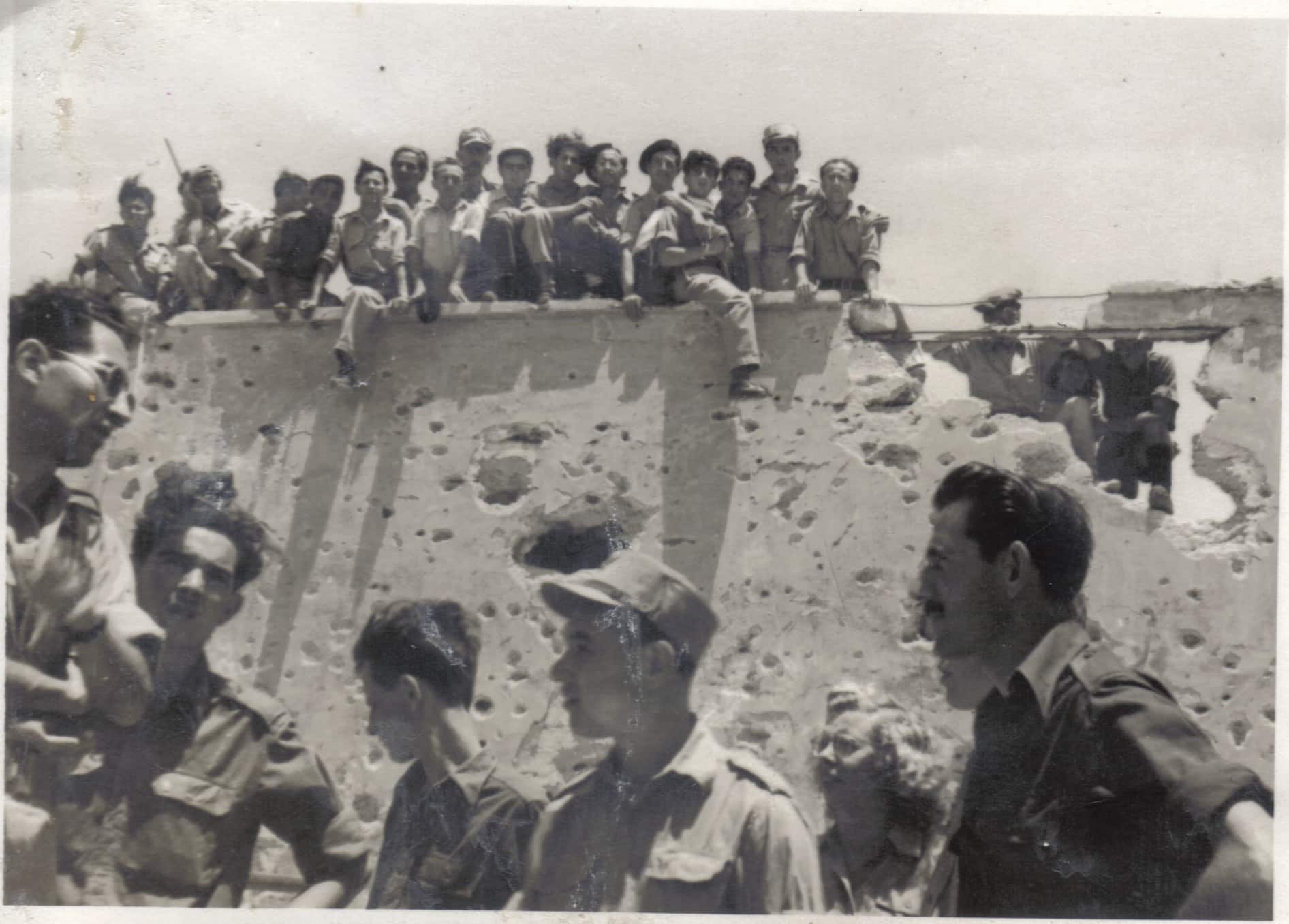 קיבוץ רמת רחל, לאחר מלחמת העצמאות. צולם ב-5 במאי 1949. ברקע חיילים ומפקדים מגדוד 19, הגדוד הממוכן של חטיבת גולני