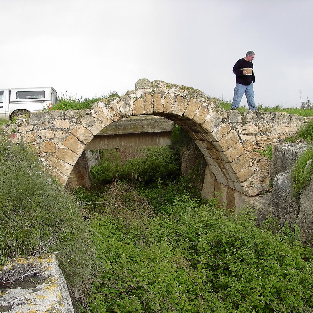 גשר רומי בן 1700 שנה לערך בנוי על נקבת ערוץ נחל דליה