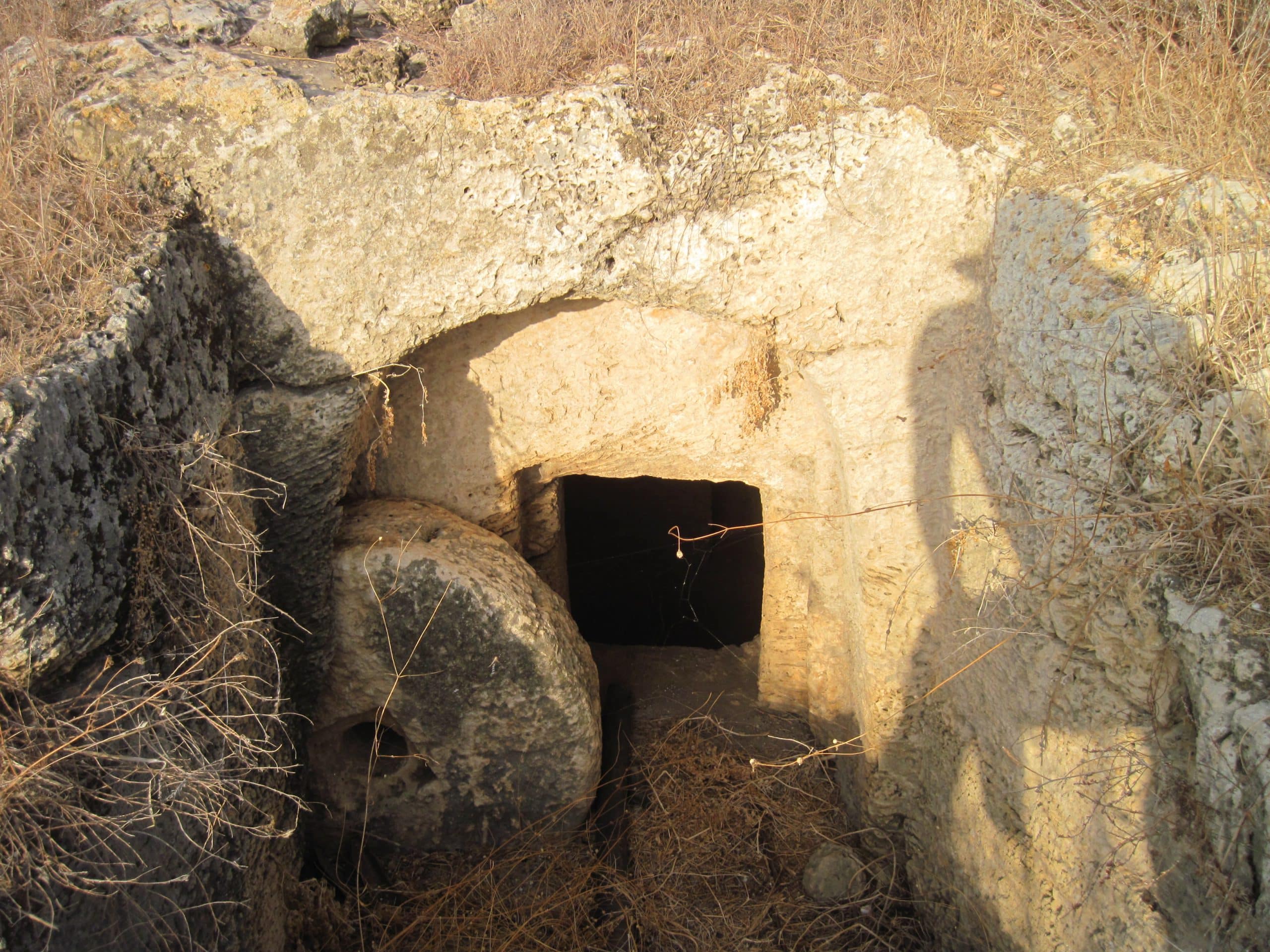 אחת ממערות הקבורה בחרבת טפת.